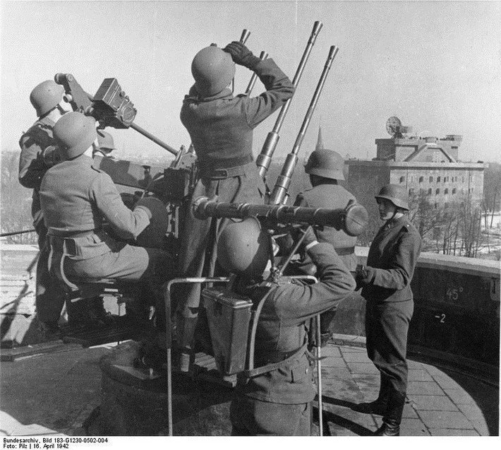 Mục đích xây dựng những công trình "khủng" này là để bảo vệ thành phố Berlin trước các cuộc không kích của quân Đồng minh.
