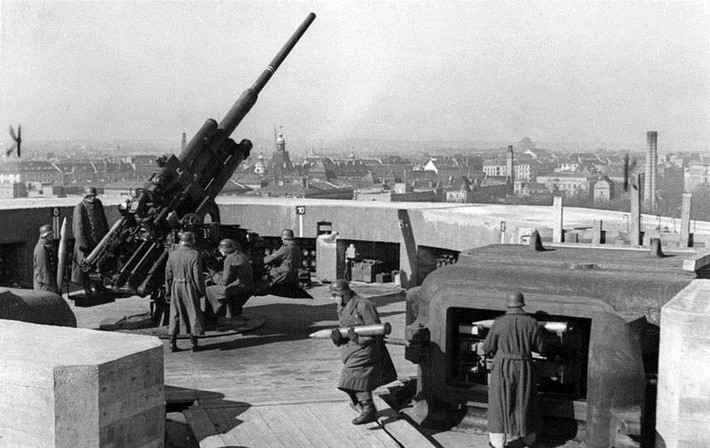 Vì vậy, nhà độc tài Hitler ra lệnh cho kiến trúc sư người Đức Friedrich Tamms thiết kế 6 tháp pháo phòng không ở Berlin.