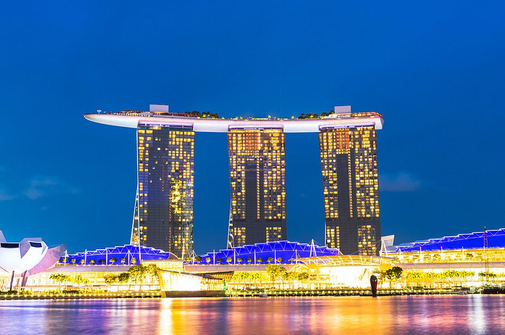 Nằm bên bờ vịnh Marina của Singapore, Marina Bay Sands là khu nghỉ dưỡng tổng hợp lớn nhất và cao cấp nhất châu Á. Đây là khu tổ hợp kinh doanh, nghỉ dưỡng và giải trí được xây dựng trên diện tích 15,5 hécta. Nơi đây làm mê đắm du khách bởi thiết kế độc đáo cùng nhiều hạng mục vui chơi, giải trí.