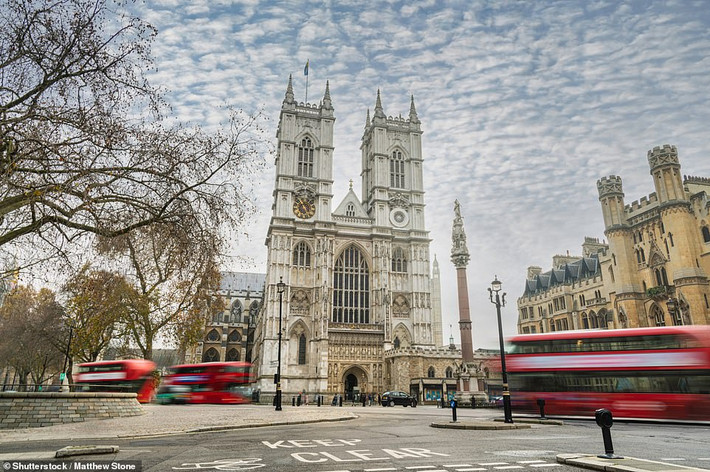 Nằm ở London, tu viện Westminster nổi tiếng nước Anh được xây dựng theo phong cách Gothic. Đây là nơi diễn ra các lễ đăng quang của Vua hoặc Nữ hoàng Anh trong hàng trăm năm qua.