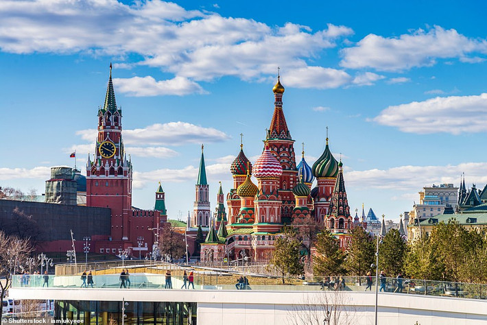 Nhà thờ St Basil ở Quảng trường Đỏ, Moscow, Nga là địa điểm du lịch nổi tiếng thế giới. Được xây dựng vào năm 1561 theo lệnh của Sa hoàng Ivan IV Vasilyevich, công trình này trở thành một biểu tượng của nước Nga trong suốt nhiều thập kỷ qua.