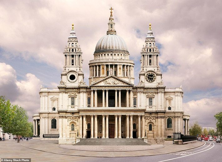 Nhà thờ St Paul nằm ở thủ đô London, Anh được các chuyên gia đánh giá nằm trong top đầu những công trình kiến trúc nổi tiếng nhất thế giới. Công trình này được xây dựng theo tỉ lệ vàng vô cùng cân xứng và được trang trí tuyệt đẹp.