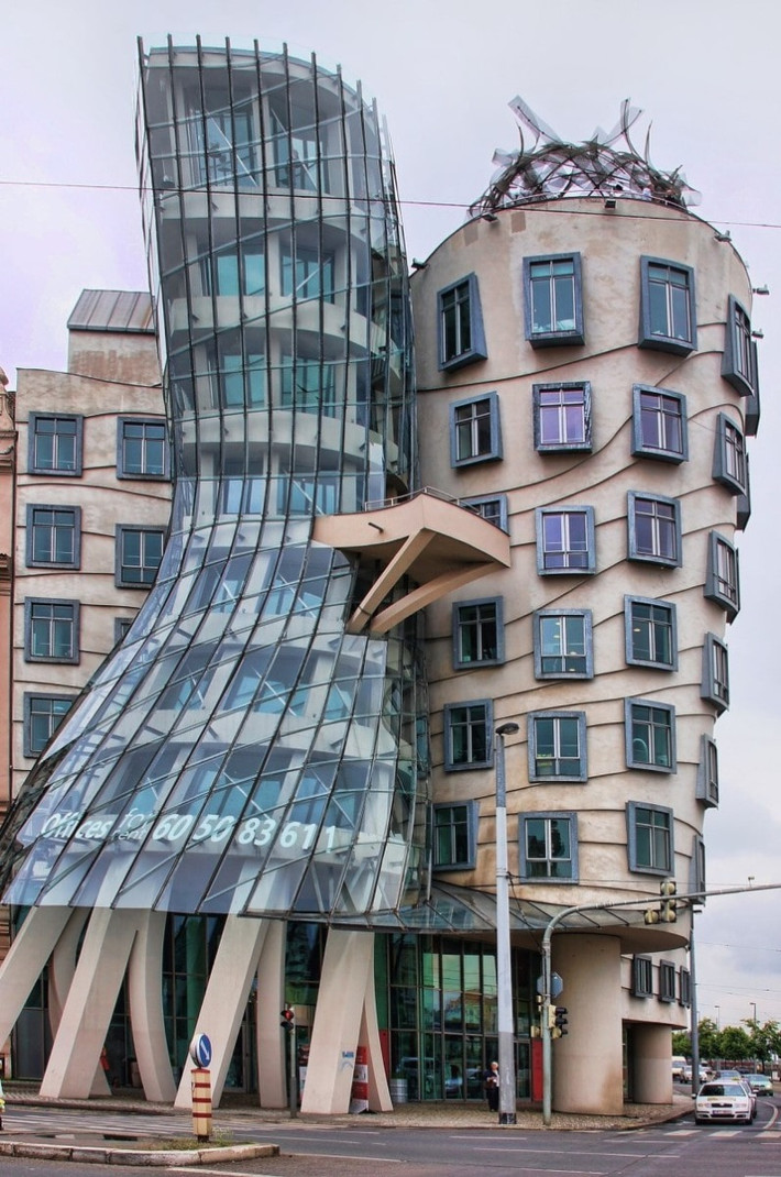 Khi ngắm nhìn kiến trúc tòa nhà Dancing house nổi tiếng tại CH Séc