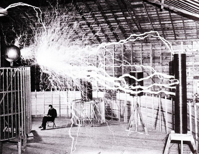 Trong suốt cuộc đời, bên cạnh Nikola Tesla không có một người phụ nữ nào. Ông chưa từng yêu ai nên không kết hôn và không có con cái. Thậm chí, ông khiến nhiều người "sốc" khi tiết lộ từng yêu một con chim bồ câu. Nhà khoa học này kể rằng thường đi dạo trong công viên để cho bồ câu ăn. Đây chính là "cơ duyên" giúp ông phát triển mối quan hệ thân thiết với một con chim bồ câu trắng hay đến thăm ông hàng ngày.