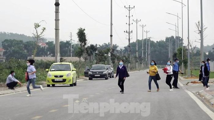 Như Tiền Phong đã đưa tin, những ngày gần đây Công ty Eastech, thuộc KCN Cộng Hòa (TP Chí Linh, Hải Dương) cho công nhân trở lại làm việc dù tỉnh Hải Dương chưa cho phép.