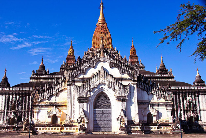 Trong số gần 2.000 ngôi đền hiện còn ở Bagan, Ananda là một trong những kiến trúc bề thế và ấn tượng nhất. Công trình này gây ấn tượng với du khách bởi 4 tượng Phật lớn bằng vàng đặt ở 4 hướng.