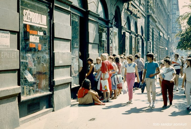 Thành phố Budapest những năm 1980 là nơi sinh sống của khoảng 2,1 triệu người. Cuộc sống sầm uất của người dân Hungary tại thành phố lớn này thu hút nhiếp ảnh gia Sandor Somkuti.