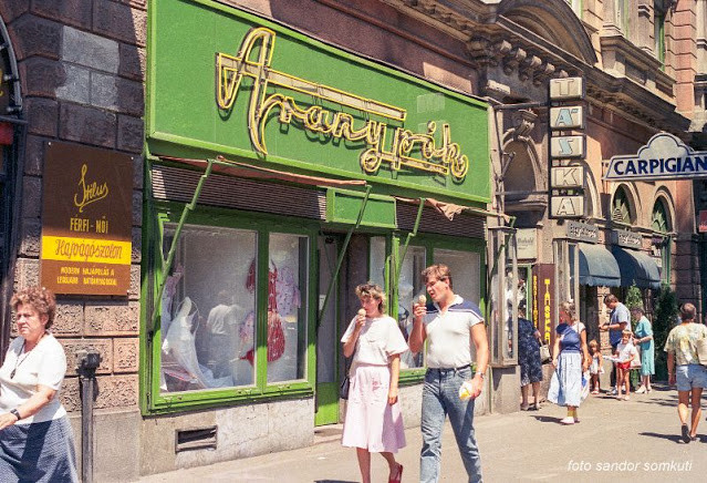 Người dân dạo phố, trò chuyện và mua sắm trên một con phố ở Budapest những năm 1980.