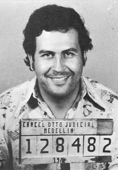 Vào những năm 1980, băng đảng của “bố già” Escobar vận chuyển vào Mỹ khoảng 11 tấn ma túy, kiểm soát hơn 80% thị trường cocaine tại quốc gia này. Nhờ hoạt động buôn lậu ma túy, gã sở hữu khối tài sản khoảng 30 tỷ USD.
