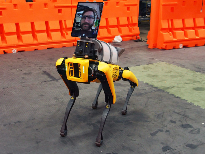 Những ưu điểm nổi bật của Robot Spot là khả năng tự mở cửa, leo cầu thang, thậm chí là chơi đùa với những chú chó thật khác. Nó cũng có thể nhảy múa, vượt qua địa hình phức tạp để di chuyển theo một lộ trình được thiết lập từ trước.