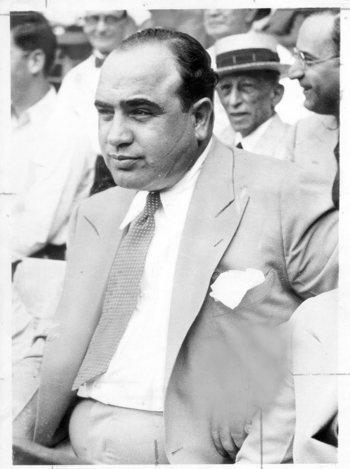 Được Torrio trọng dụng, Capone có địa vị khá cao trong băng đảng Chicago Outfit và biết được nhiều mánh khóe để tồn tại trong thế giới ngầm.