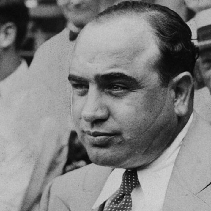 Cuộc đời của Al Capone có sự chuyển biến khi gặp và làm việc cho Johnny Torrio, thành viên băng đảng mafia chuyên tổ chức đánh bạc. Sau khi Torrio chuyển đến Chicago hoạt động, Capone cũng đến thành phố này và làm việc trong giới tội phạm.
