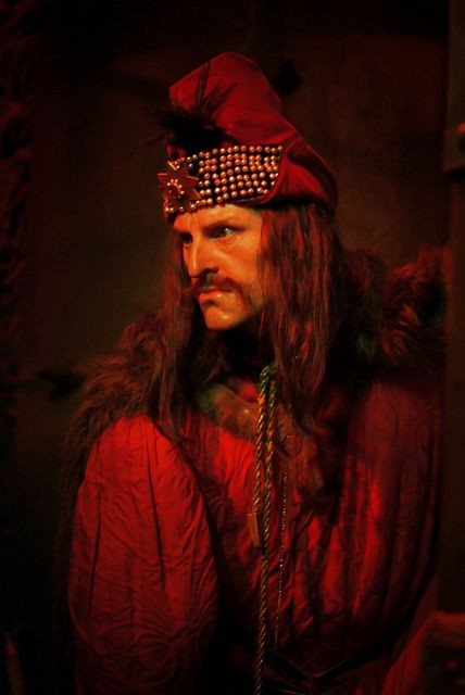 Năm 1448, Vlad Tepes III thâu tóm quyền lực và trở thành người đứng đầu Wallachia. Ngay sau khi nắm quyền, ông thực hiện báo thù cho cha bằng cách bắt giữ, tra tấn và giết hại những quý tộc có liên quan.