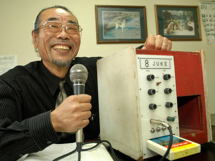 Máy hát karaoke đầu tiên được phát minh bởi nhạc sĩ người Nhật Daisuke Inoue vào năm 1971. Tuy nhiên, cái tên “karaoke” không phải do ông nghĩ ra. Theo Inoue, tên gọi này xuất hiện do chủ quán bar ở Kobe quyết định dùng băng nhạc thu sẵn cho ca sĩ hát theo, vì dàn nhạc đình công không biểu diễn.