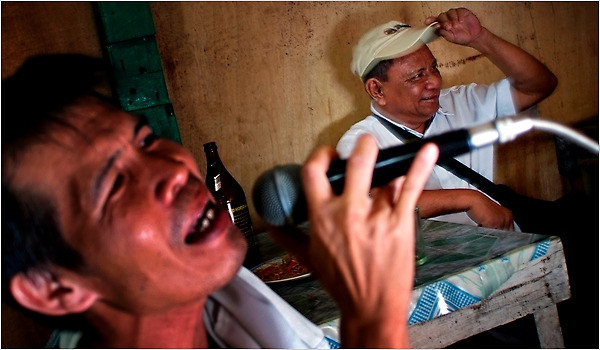 Tại Philippines, ngày 8/10/2020, thị trưởng Manila, ông Isko Moreno thông báo cấm hoạt động karaoke vào ban ngày tại thủ đô. Lệnh được công bố trên tài khoản mạng xã hội của chính trị gia này, kèm ảnh chụp ông ký Sắc lệnh số 8688. Lệnh cấm áp dụng trong khoảng thời gian 7-17h, các ngày từ thứ 2 đến thứ 7 hàng tuần. Những người vi phạm sắc lệnh lần đầu bị phạt 20 USD. Mức phạt cho các lần tiếp theo là 41 USD và 62 USD.