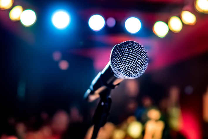 Từ dạng băng cassette thu thanh nhạc đệm thông thường, karaoke phát triển thành các định dạng mới như đĩa video, đĩa laser, CD có thể tích hợp lời bài hát trên đĩa. Tiến bộ này giúp karaoke càng phổ biến vì ít người nhớ được lời bài hát. Kể từ đó, dàn karaoke được cải tiến thêm, có màn hình hiển thị lời bài hát, chọn bài qua kho nhạc trực tuyến, chất lượng âm thanh cũng tốt hơn.