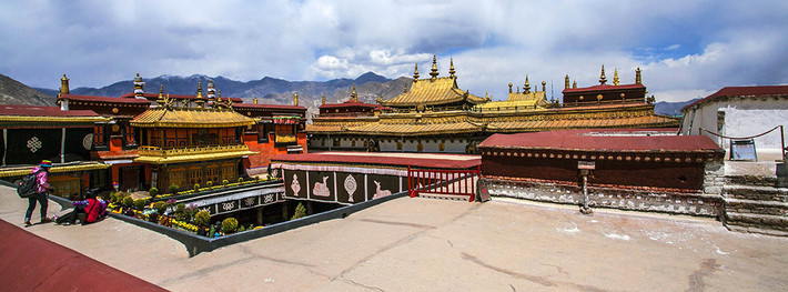 Chùa Jokhang còn gây ấn tượng với du khách bởi những tác phẩm điêu khắc và các bức họa tôn giáo độc đáo.