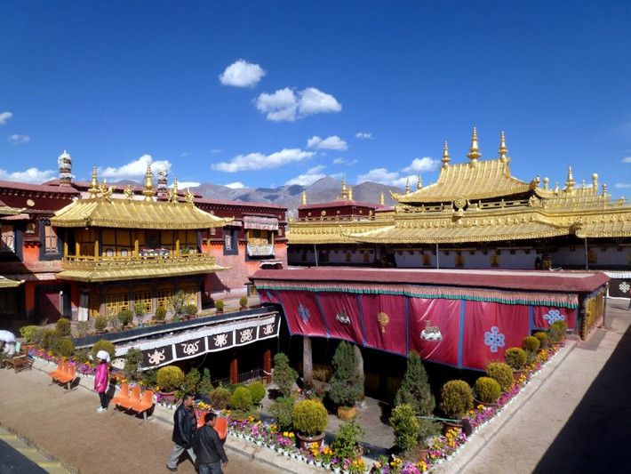 Những sự việc này khiến chùa Jokhang bị hư hại nặng. Giới chức trách phối hợp cùng với nhà chùa nhiều lần tiến hành trùng tu, sửa chữa ngôi chùa.