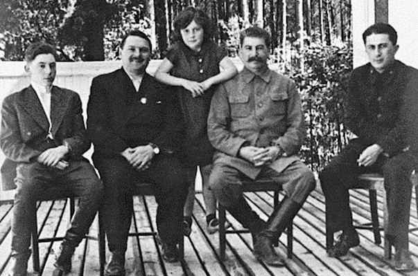 Yakov Dzhugashvili (phải ảnh) là con trai nhà lãnh đạo nổi tiếng Liên Xô Joseph Stalin. Đây là con của nhà lãnh đạo Stalin với người vợ cả Ekaterina Svanidza. Sinh năm 1907, Dzhugashvili trải qua nỗi đau mất mẹ sau khi chào đời chưa được 1 năm. Sau cái chết của vợ, nhà lãnh đạo Stalin gửi con trai về nhà ngoại ở vùng Gruzya để nhờ em vợ nuôi dưỡng.