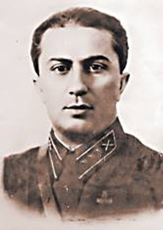 Đến năm 1921, Dzhugashvili được người dì Aliosa Svanidza đưa lên Moscow gặp cha. Do không sống cùng nhau nhiều năm nên tình cảm cha con thân thiết. May mắn là người vợ thứ hai của Stalin là Nadezhda Sergeevna đối xử với con trai riêng của chồng chu đáo.