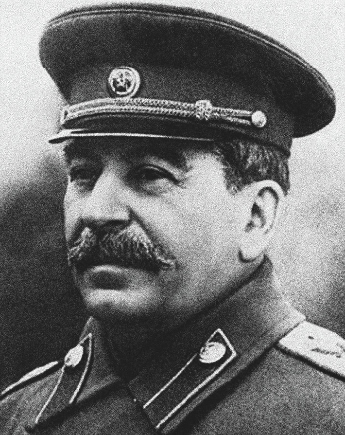 Sau khi biết Dzhugashvili là con trai Stalin, chính quyền Hitler đề nghị Liên Xô đổi tù binh này để lấy Thống chế Paulus bị Hồng quân bắt giữ tháng 1/1943. Nhà lãnh đạo Stalin không chấp nhận đề nghị trao đổi tù binh của Hitler và nói rằng: "Tôi không đánh đổi một Thống soái lấy một người lính".