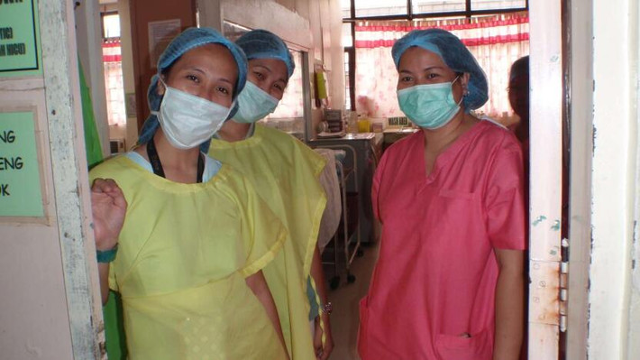 Khoảng 11% dân số Philippines làm việc tại nước ngoài. Trong đó, nhiều người làm y tá tại các nước trên thế giới. Theo thống kê, khoảng 25% số y tá làm việc ở nước ngoài đến từ Philippines.