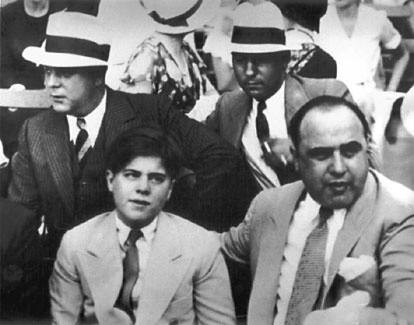 Trùm ma túy Al Capone hết mực yêu thương con trai Albert. Khi được bác sĩ thông báo, người con có thể bị nhiễm trùng dẫn đến bị điếc vĩnh viễn do di truyền căn bệnh giang mai từ cha, Al Capone vô cùng lo lắng.