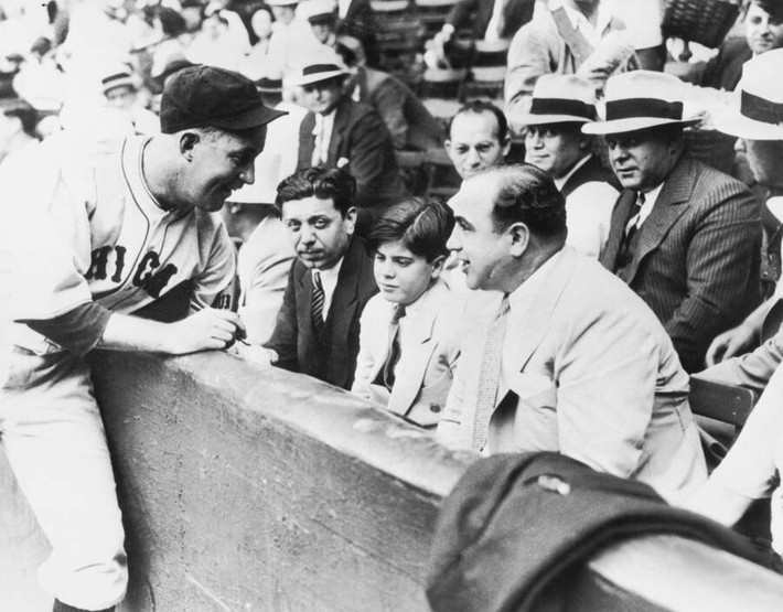 Albert Francis "Sonny" Capone là con trai duy nhất của trùm ma túy khét tiếng Colombia Al Capone. Mae Josephine Coughlin sinh Albert năm 1918 tại Brooklyn, New York.