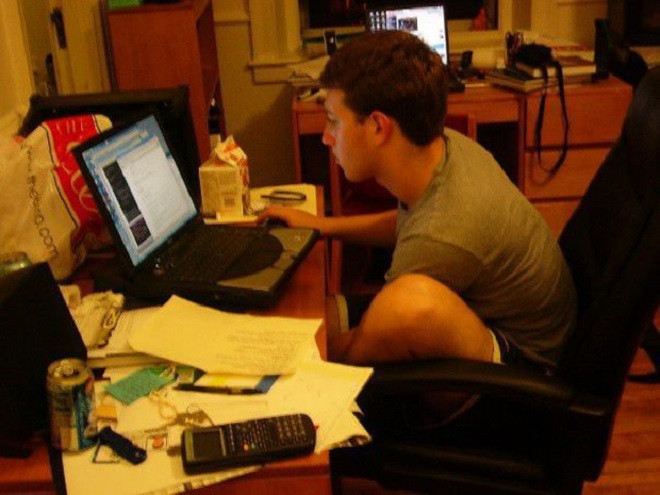 Năm 2003, Mark Zuckerberg lập ra trang web Facemash. Zuckerberg đăng tải lên đây ảnh của các bạn cùng lớp mà anh "hack" được từ hồ sơ của ký túc xá. Chỉ trong một giờ ra mắt, Facemash đã có hơn 22.000 lượt xem từ 450 người. Tuy nhiên chỉ vài ngày sau trang web bị Havard yêu cầu dừng hoạt động vì lý do bản quyền và lo ngại vấn đề an ninh.