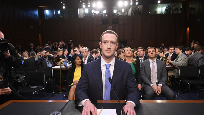 Tháng 6/2017, Facebook cán mốc 2 tỷ người dùng hàng tháng. Tháng 3/2018, Zuckerberg xếp thứ 5 trong Top 10 người giàu nhất thế giới với 71 tỷ USD, theo thống kê của Forbes. Tuy nhiên, cũng trong năm này, vụ bê bối thông tin Cambridge Analytica vỡ lở, tiết lộ hãng phân tích dữ liệu này đã thu thập dữ liệu từ hàng chục triệu người dùng Facebook một cách bất chính. Vì chuyện này mà vào tháng 4/2018, Zuckerberg phải đứng trước Quốc hội Mỹ để điều trần.