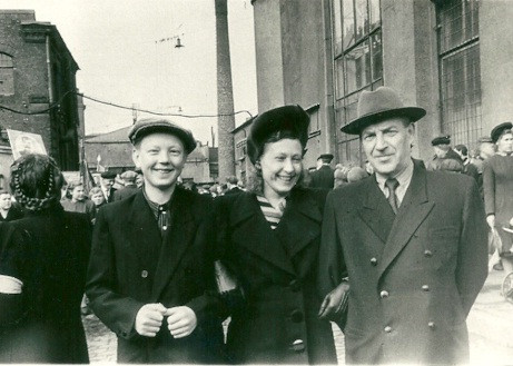 Nhiều người dân ở Leningrad, Liên Xô xuống đường ăn mừng ngày Quốc tế Lao động.