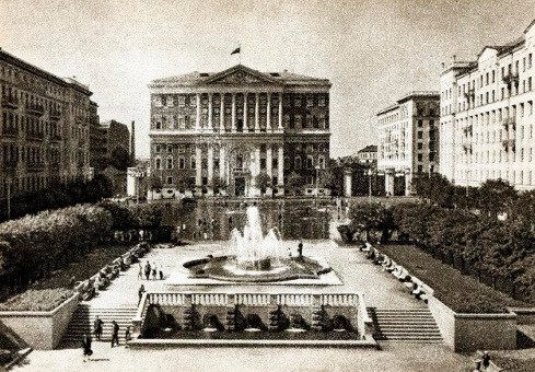 Quảng trường Sovetskaya ở Moscow là nơi nhiều người dân tụ tập vui chơi, trò chuyện vui vẻ.