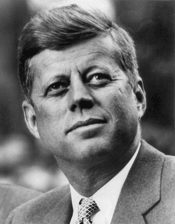 Thế nhưng, không ai có thể ngờ rằng, anh em Tổng thống Kennedy đều đối mặt với thảm kịch ám sát tồi tệ và có kết cục bi thương. Sự kiện kinh hoàng này đã cướp đi tính mạng của họ.