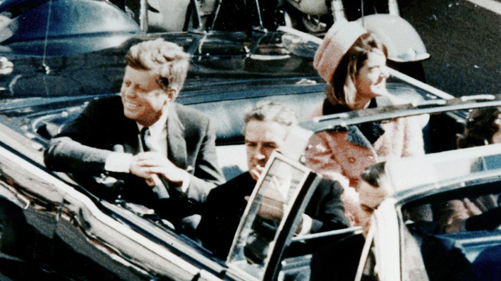 Cựu lính thủy đánh bộ Lee Harvey Oswald chính là thủ phạm dùng súng bắn tỉa để ám sát Tổng thống Kennedy. Oswald bắn 3 phát đạn nhằm vào Tổng thống Kennedy khiến ông chủ Nhà Trắng bị thương nặng. Ngay sau đó, mật vụ Mỹ hộ tống đưa ông Kennedy đến Bệnh viện Parkland cấp cứu.