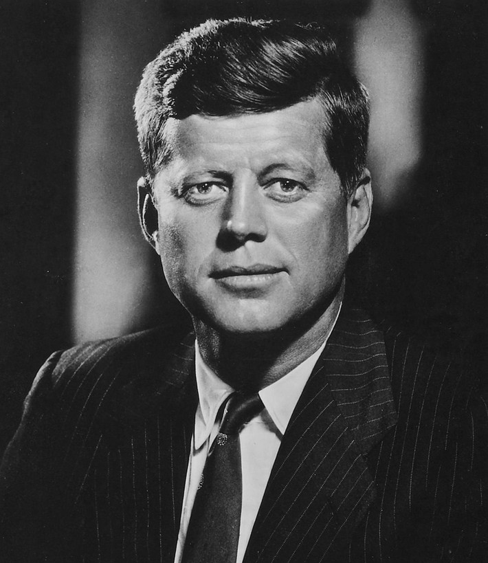 Thế nhưng, do vết thương quá nặng nên Tổng thống Kennedy qua đời sau 30 phút nhập viện. Cái chết của ông trở thành nỗi đau, sự mất mát to lớn đối với gia đình cũng như người dân nước Mỹ.