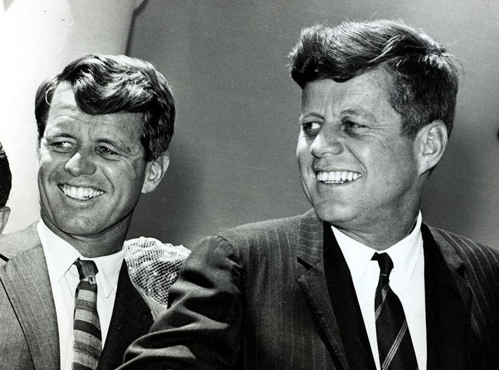 Hai anh em Tổng thống Mỹ John F. Kennedy (phải ảnh) và Robert Francis "Bobby" Kennedy (trái ảnh) là những nhân vật nổi tiếng thế giới. Họ là những người có ảnh hưởng lớn đến tình hình chính trị nước Mỹ.