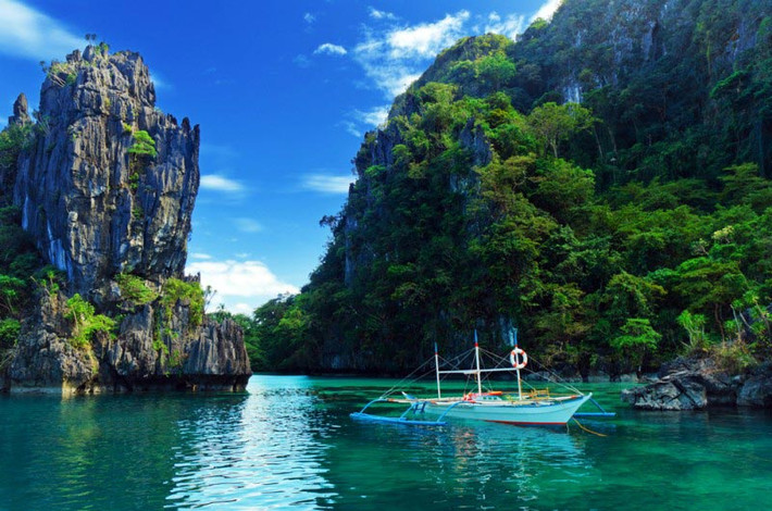 Với hơn 7.600 hòn đảo lớn nhỏ, Philippines trở thành quốc gia có số đảo nhiều thứ 2 thế giới. Trong số này, khoảng 2.000 hòn đảo có người sinh sống và số còn lại chưa từng có người ở.