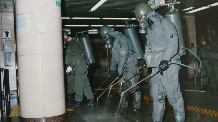 Theo đó, Shoko Asahara - người sáng lập giáo phái Aum Shinrikyo và 6 thành viên bị bắt giữ vì gây ra vụ tấn công bằng chất độc Sarin ở Tokyo.