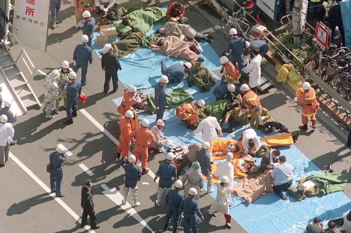 Vào ngày 20/03/1995, giáo phái Aum Shinrikyo thực hiện vụ tấn công bằng chất độc sarin vào tuyến đường sắt Marunouchi, thủ đô Tokyo, Nhật Bản.