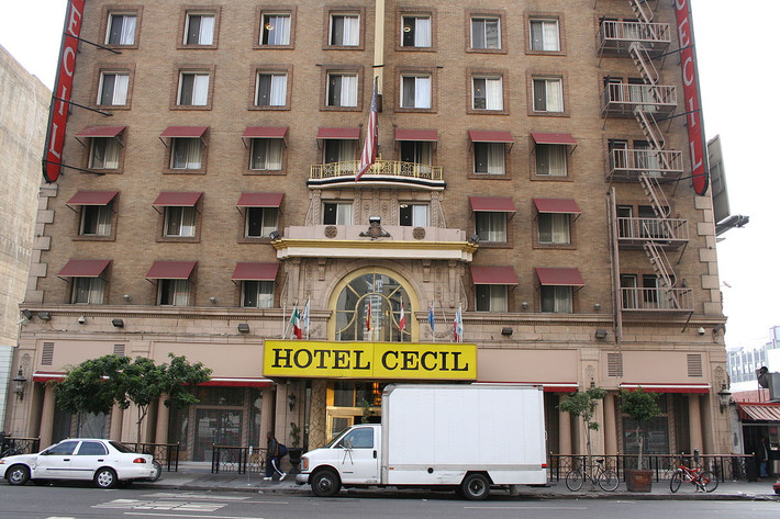 Nằm ở Los Angeles, Mỹ, khách sạn Cecil được biết đến là một trong những nơi "ma ám" nặng nhất thế giới. Nơi đây xảy ra những vụ án mạng, tự tử rùng rợn với nhiều điều bí ẩn.
