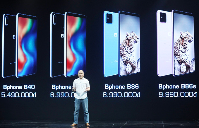 Bphone B40 và B60 hiện là 2 mẫu smartphone của BKAV được các tín đồ công nghệ chú ý nhiều nhất sau khi CEO Nguyễn Tử Quảng thông tin về việc xuất khẩu lô Bphone đầu tiên đi châu Âu. Được giới thiệu lần đầu trong sự kiện diễn ra vào tháng 5/2020, B40 và B60 có giá bán lần lượt là 5.490.000 đồng và 6.990.000 đồng.