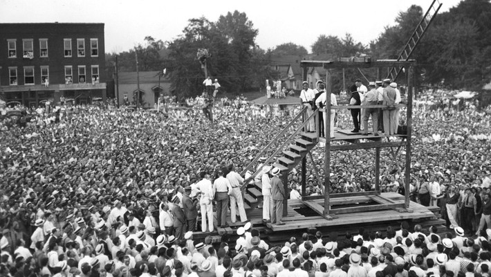 Tử tù bị hành hình ngày hôm đó là Rainey Bethea (1909 - 1936). Nam tù nhân da đen này bị kết án tử hình vì tội hiếp dâm và giết hại Lischia Edwards - người phụ nữ da trắng 70 tuổi.