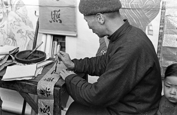 Trong những ngày đầu năm mới, nhiều người đến chỗ các thầy đồ để xin chữ. Đây là một nét đẹp trong văn hóa của người Trung Quốc. Ảnh chụp những năm 1940.