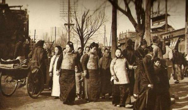 Nhiều người dân thời nhà Thanh đi du xuân ngày Tết.