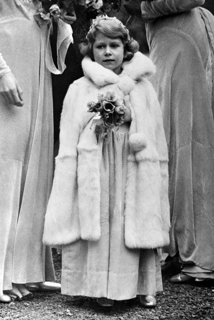 Công chúa Elizabeth tham dự một đám cưới của thành viên hoàng gia Anh năm 1931. Ngay từ khi còn nhỏ, Nữ hoàng Elizabeth được mọi người đánh giá mỹ nhân.