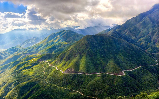 Đèo Ô Quy Hồ (Lai Châu) dài gần 50 km, nằm trên tuyến quốc lộ 4D cắt ngang dãy Hoàng Liên Sơn, nối liền 2 tỉnh Lào Cai và Lai Châu. Đỉnh đèo ở độ cao 2.073 m so với mực nước biển. Đây là con đèo giữ kỷ lục về độ dài của nước ta tại vùng núi Tây Bắc. Ảnh: Cổng thông tin du lịch tỉnh Lào Cai.