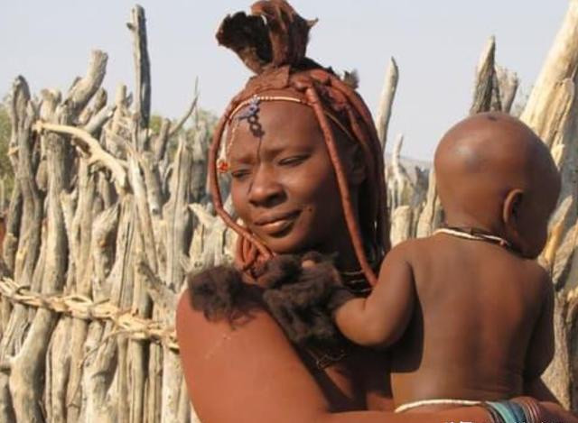 Phụ nữ bộ lạc Himba để ngực trần, chỉ quấn khố nhỏ bằng da bò để che phần dưới thân thể. Họ dùng Otjize được làm từ bột màu, đất đỏ, bơ cùng các loại thảo mộc khác, bôi lên người, đun thảo mộc rồi trùm kín chăn để xông nhờ đó giúp họ vừa trang điểm, vừa làm sạch cơ thể. Dù không tắm bằng nước, họ vẫn giữ cho cơ thể sạch sẽ, thơm tho.