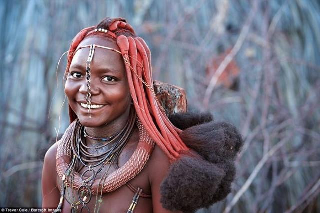 Tộc người Himba có dân số khoảng 50.000 người, còn được biết đến với tên gọi khác là người Omuhimba hoặc người Ovahimba. Họ sinh sống chủ yếu ở phía Tây Kaokoland, phía Bắc Namibia.