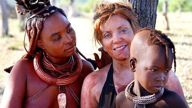 Người Himba là bộ tộc rất bí hiểm trên thế giới, sống ở châu Phi. Theo BBC, phụ nữ ở bộ tộc này cả đời không dùng nước để tắm. Hành động tắm bằng nước được cho là điều đại kỵ.