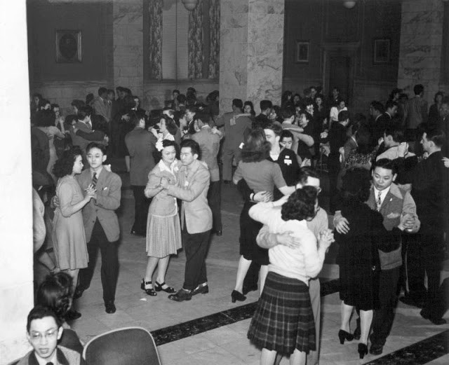 Các cặp đôi khiêu vũ trên nền nhạc du dương tại Chicago, Mỹ năm 1944.